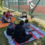 Uczeń podnosi rękę chcąc wziąć udział w dyskusji.