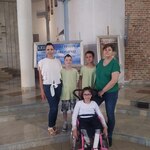 Dziewczynka na wózku. za nią stoją panie nauczycielki, w środku dwaj chłopcy.