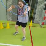 Dziewczyna skacze przez hula hop.