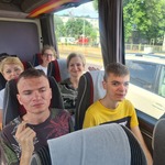 Uczniowie siedzą w autokarze.