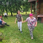 Dwie osoby idą trzymając się za rękę.