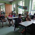 Uczniowie w klasie oglądają prezentację multimedialną przedstawianą przez nauczyciela.