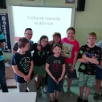 Grupa uczniów na tle prezentacji multimedialnej 