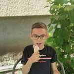 Uczeń je loda.