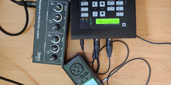 Zestaw do terapii metodą Tomatisa:ucho, tascam i rozgałęziacz