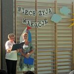Pani Dyrektor przemawia przez mikrofon