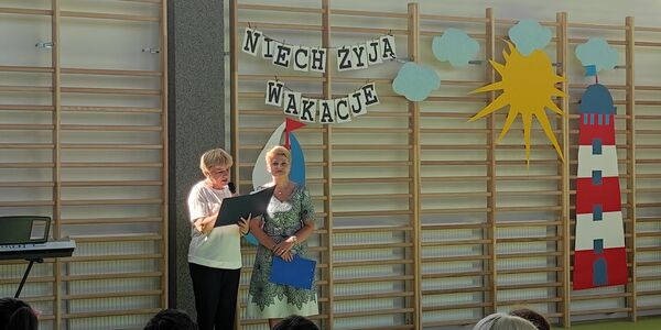 Pani Dyrektor przemawia przez mikrofon