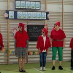 Występ artystyczny- siedem osób w czerwonych strojach przebranych za krasnoludki.