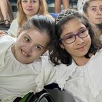 Uczennice w odświętnych strojach pozują do zdjęcia.