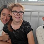 Uczennice w odświętnych strojach pozują do zdjęcia.