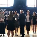 Prezydent Miasta Białegostoku wręcza medale wyróżnionym uczniom i ich nauczycielom.