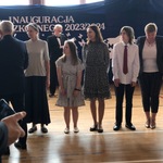 Prezydent Miasta Białegostoku wręcza medale wyróżnionym uczniom i ich nauczycielom.