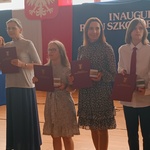 Nagrodzeni medalami uczniowie i nauczyciele.