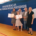Nagrodzona uczennica z nauczycielką i swoją rodziną.