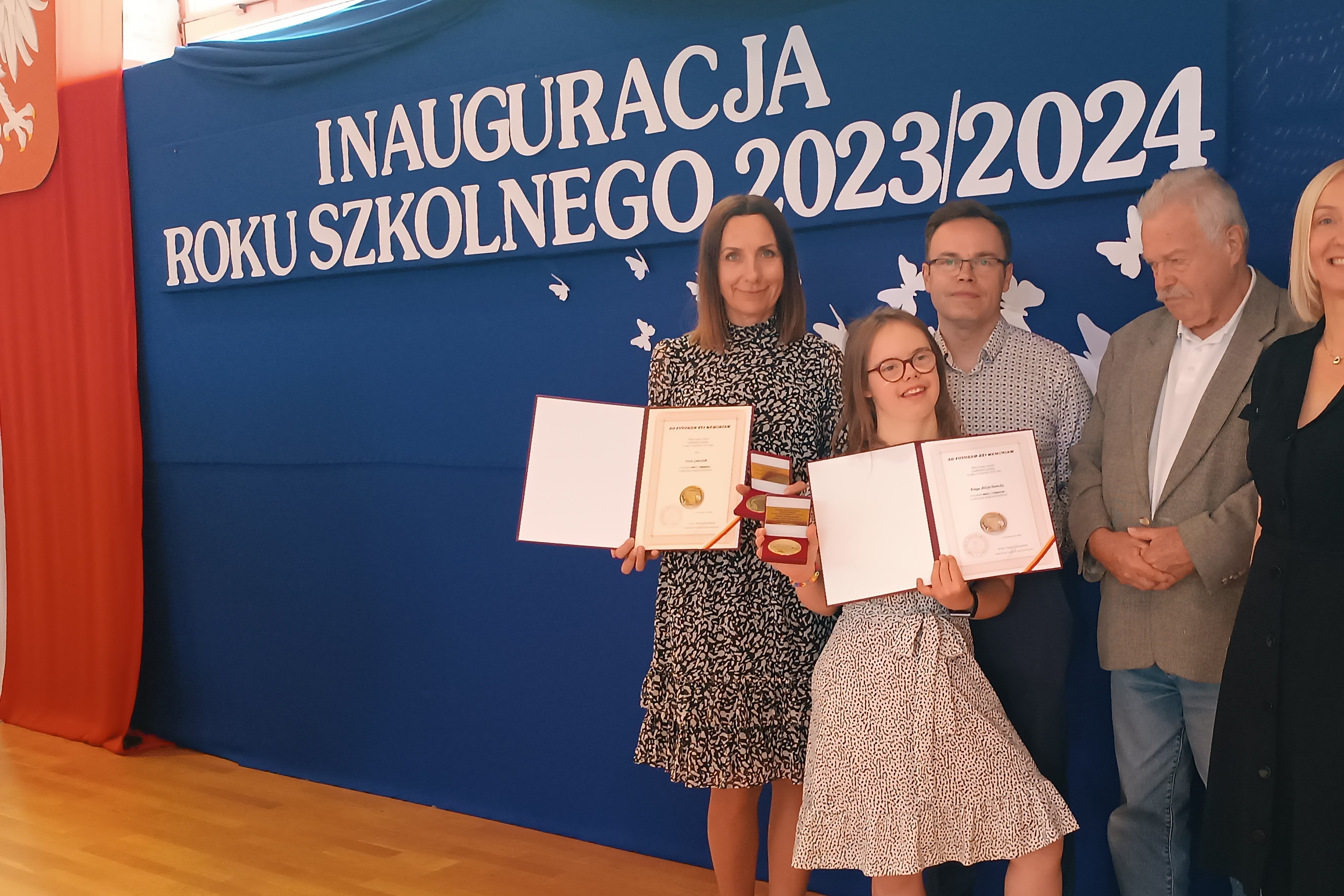 Nagrodzona uczennica z nauczycielką i swoją rodziną.