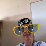 Nauczyciel w dużych okularach i czapce pirackiej.
