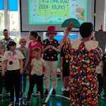 Grupa uczniów i nauczycieli w ubraniach w kropki.