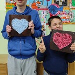 Uczniowie prezentują prace plastyczne wykonane  techniką String Art podczas spotkania integracyjnego online w ramach innowacji pedagogicznej