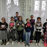 Uczniowie prezentują prace plastyczne wykonane  techniką String Art podczas spotkania integracyjnego online w ramach innowacji pedagogicznej