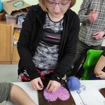 Uczennica wykonująca pracę plastyczną podczas spotkania integracyjnego online w ramach innowacji pedagogicznej