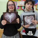 Uczennice prezentują prace plastyczne wykonane techniką String Art podczas spotkania integracyjnego online w ramach innowacji pedagogicznej