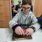 Uczennica wykonująca pracę plastyczną podczas spotkania integracyjnego online w ramach innowacji pedagogicznej