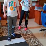 Na dywanie, przed przejściem dla pieszych (stworzonym przez uczniów z kartek papieru ) stoi jedna dziewczynka, obserwując czy kolega we właściwy sposób przechodzi przez przejście.