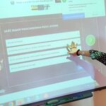 Uczennica na tablicy multimedialnej układa po kolei zasady przechodzenia przez przejście.