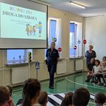 Pani policjantka  i uczniowie zgromadzeni na spotkaniu.