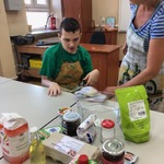 Nauczyciel i uczeń przy stole na którym leżą produkty spożywcze