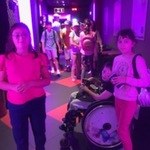 Uczennice czekają na seans filmowy.