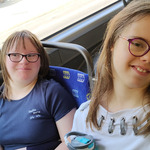 Dwie dziewczynki siedzą w autobusie.