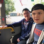 Uczniowie jadą autobusem.