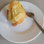 Pieczone jabłko na talerzu.