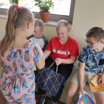 Dziewczynka składa życzenia chłopcom