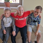 Trzech chłopców siedzi na skrzyni