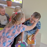 Dziewczynka składa życzenia chłopcu