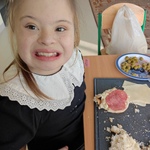 Przed dziewczynką leży przygotowana kanapka