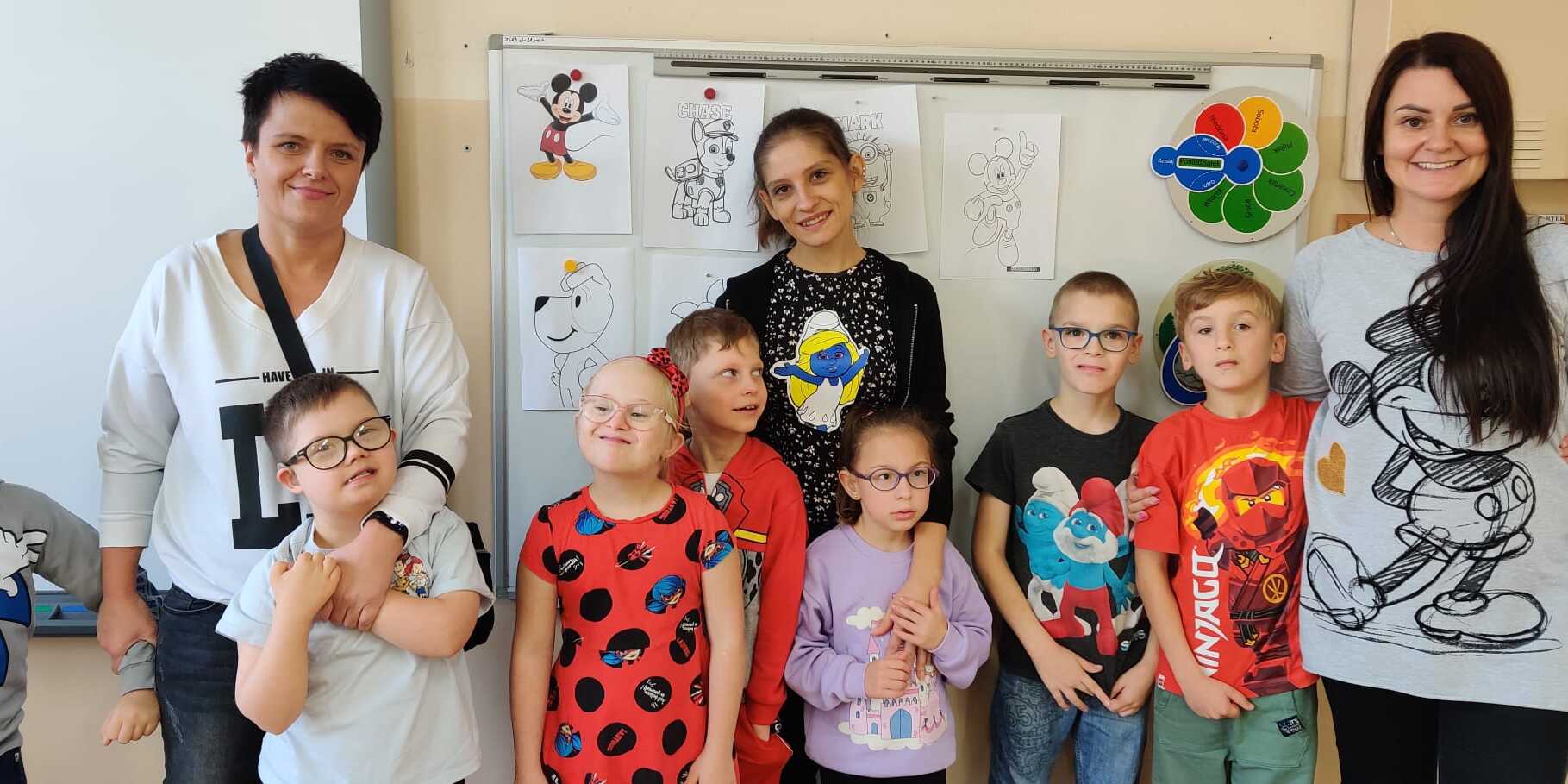 Uczniowie i nauczycielka biorący udział w zajęciach.
