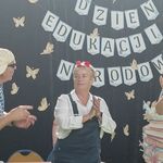 Trójka nauczycieli w przebraniu podczas występu.
