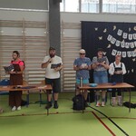 Grupa nauczycieli w przebraniu podczas występu.