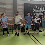 Grupa nauczycieli w przebraniu podczas występu.