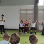 Grupa nauczycieli w przebraniu podczas występu.