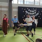Grupa nauczycieli w przebraniu podczas występu.