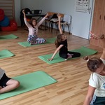 Grupa uczniów wykonuje na matach ćwiczenie