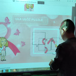 Uczeń na tablicy multimedialnej rozwiązuje zadanie.