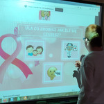 Uczeń na tablicy multimedialnej rozwiązuje zadanie.