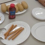 Produkty spożywcze do przygotowania hot doga.