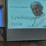 Ekran z wyświetlonym zdjęciem Jana Pawła II.