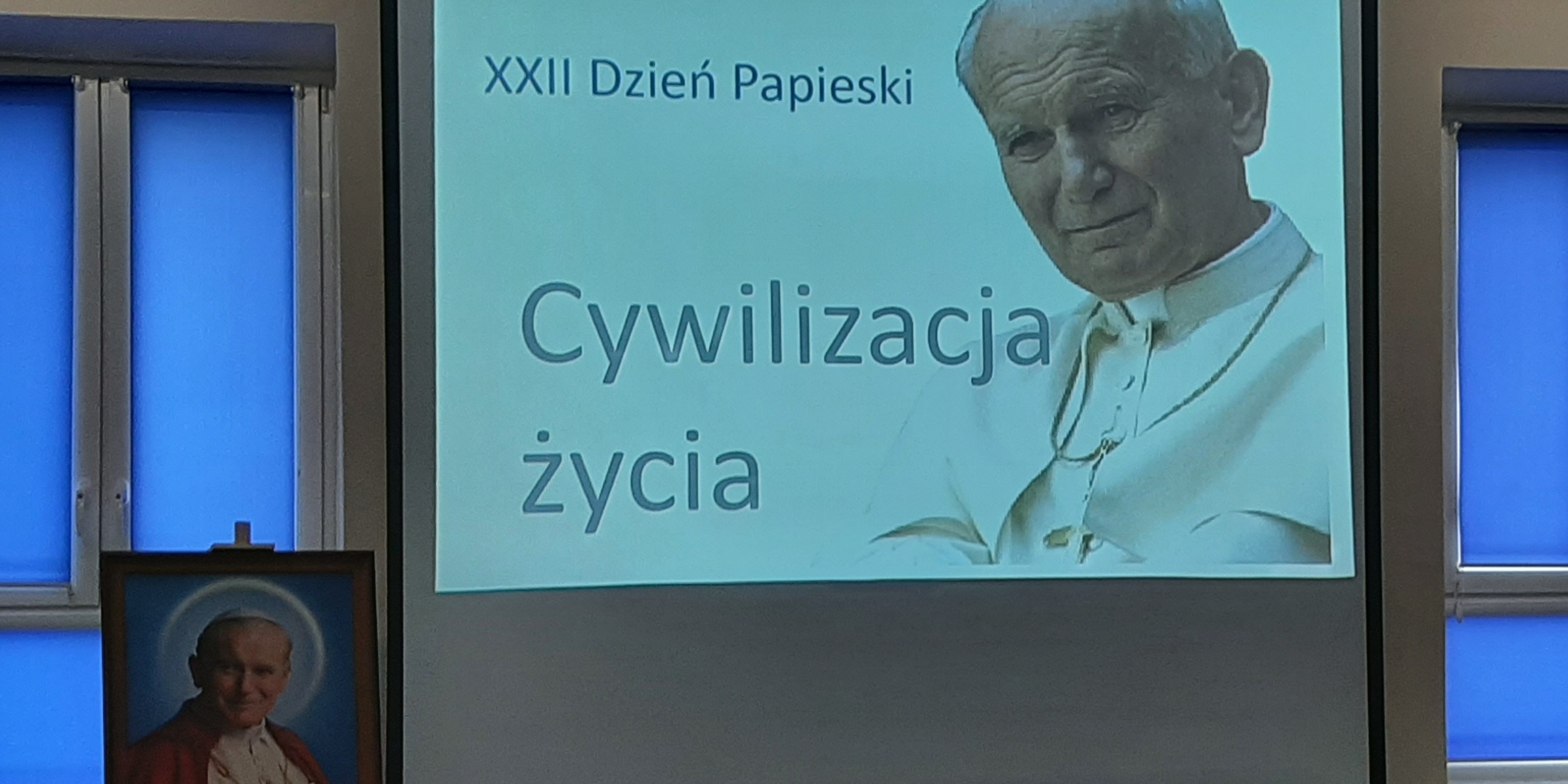 Ekran z wyświetlonym zdjęciem Jana Pawła II.